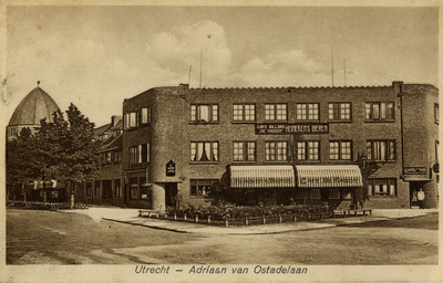 600119 Gezicht op de voorgevel van Café De Kroon (Jan van Scorelstraat 77) te Utrecht; op de achtergrond de ...